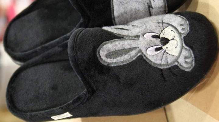 Des chaussons et des pantoufles moelleux et chaleureux pour des pieds détendus